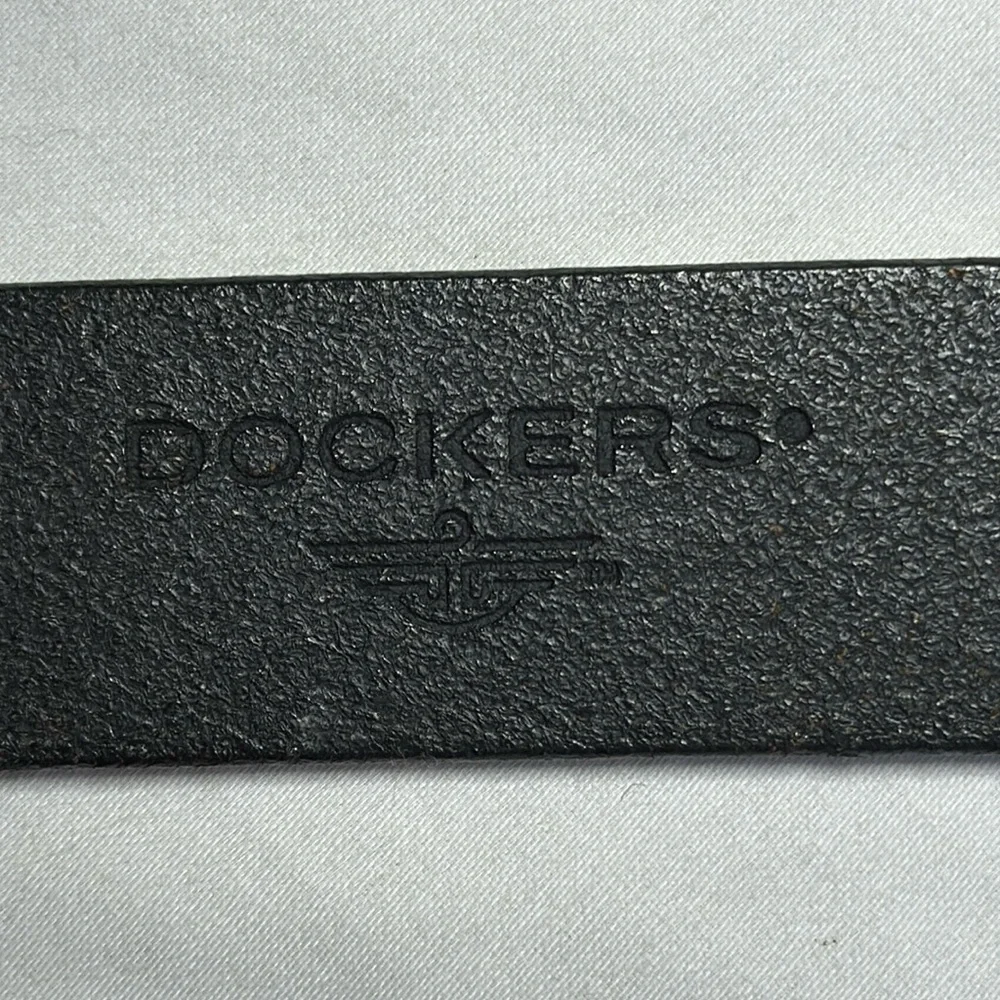 Dockers casual black leather belt w/silvery tone buckle. M. 37” end to end